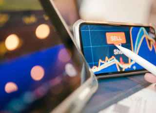 Investidor que opera em múltiplos mercados examinando alternativas de Bitcoin, Ethereum e forex
